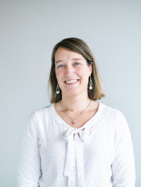 Porträtfoto von Mitarbeiterin Andrea Schmidt